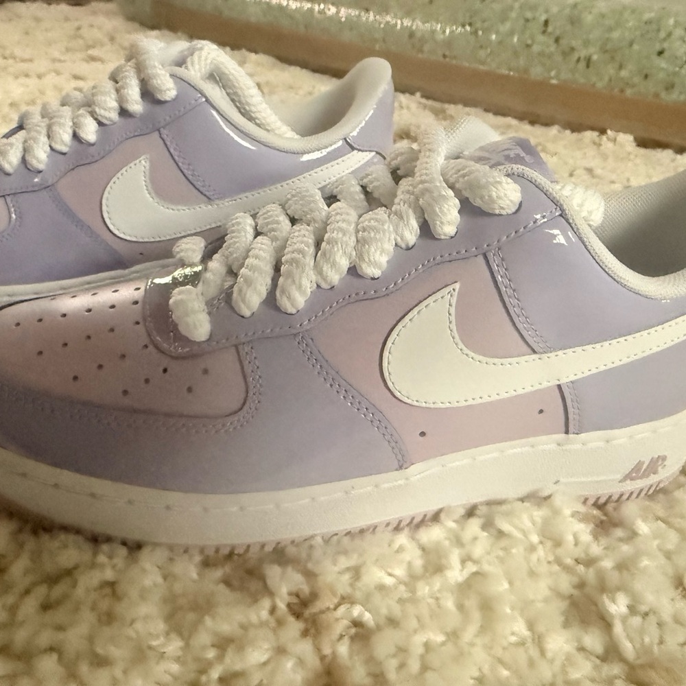 Nike Air Force 1 ‘07 LV8 Low in Hydrangeas Patent and White Women’s 10 NIB - Picture 10 of 13